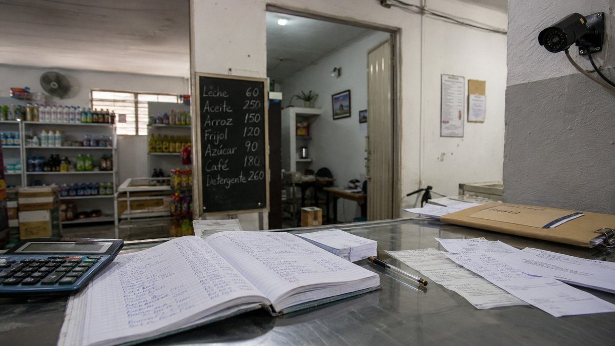 Caja registradora con pesos cubanos en efectivo en un negocio privado, símbolo de la crisis de efectivo en las mipymes de Cuba