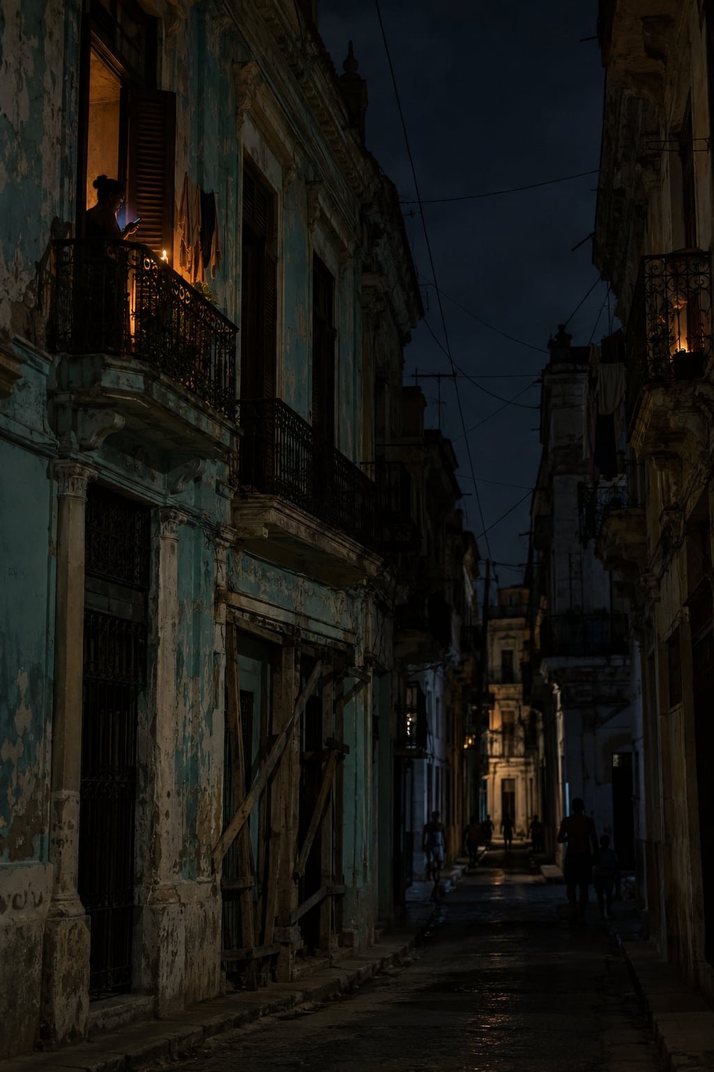 Apagón nocturno en una calle residencial de La Habana Vieja con fachadas coloniales a oscuras