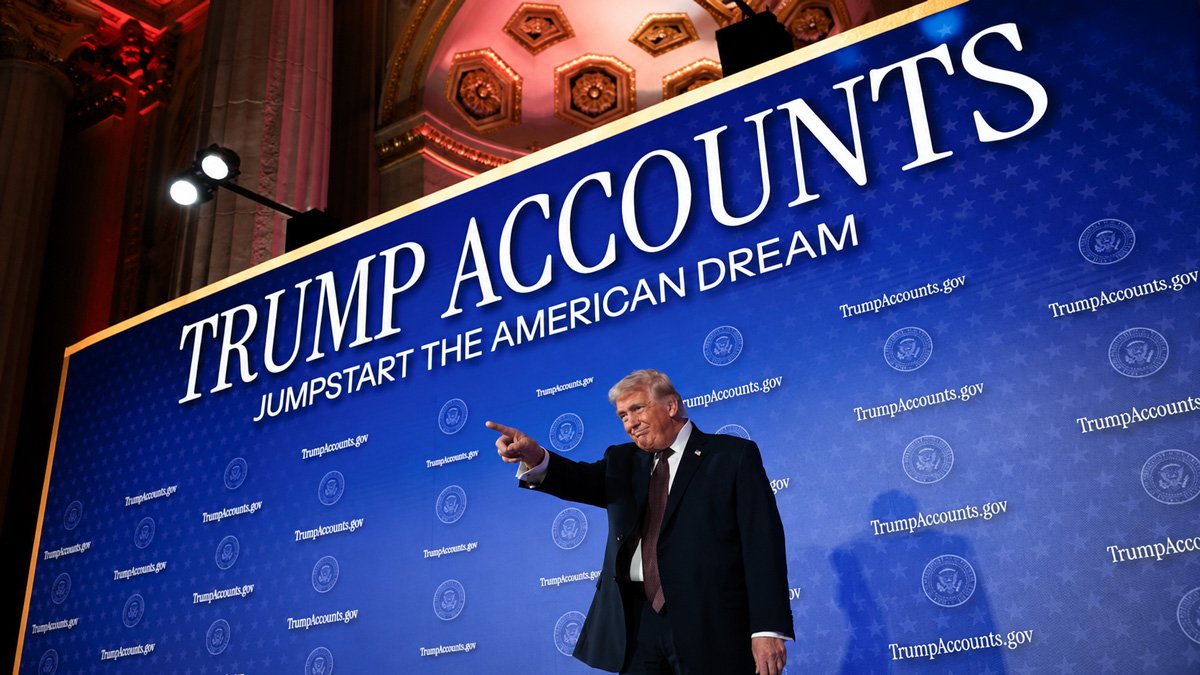 Familia con un bebé preparando una Trump Account para reclamar los 1.000 dólares