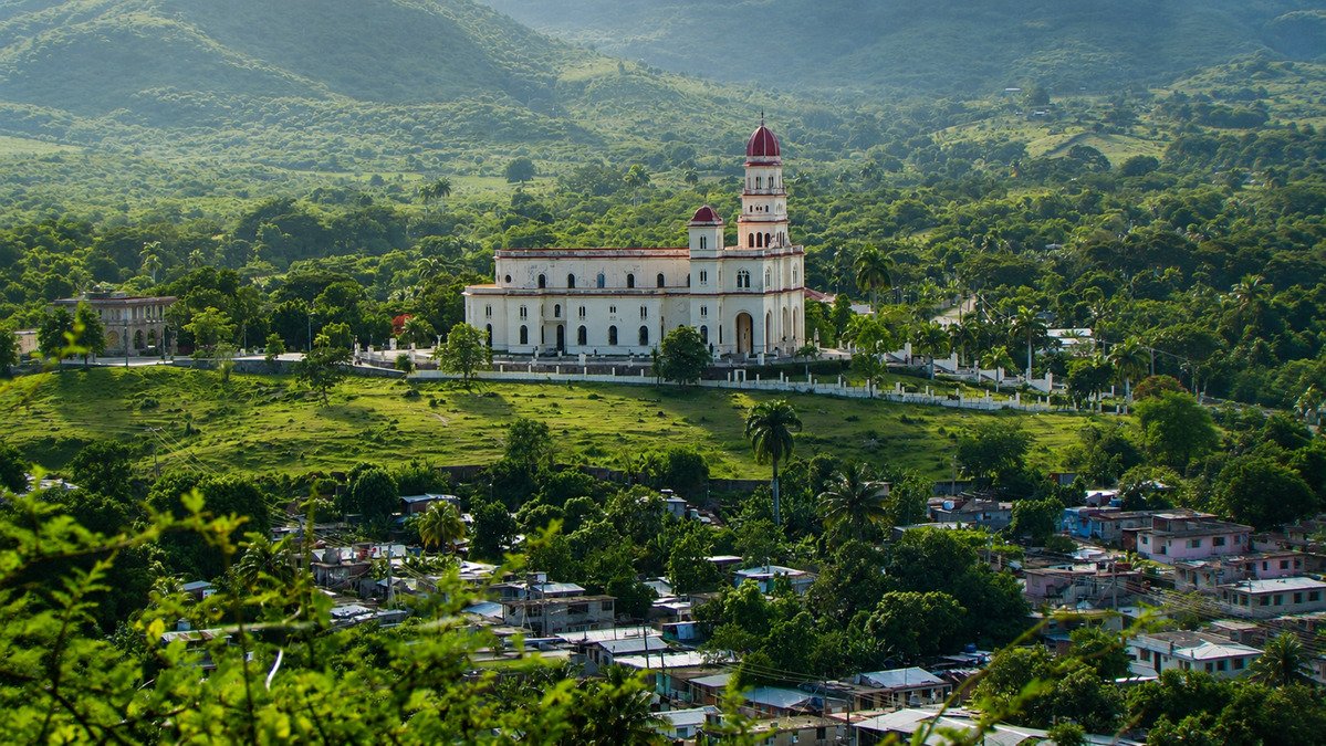 Interior de un templo católico cubano a oscuras durante un apagón, en referencia al presunto robo que dejó sin luz al Santuario del Cobre