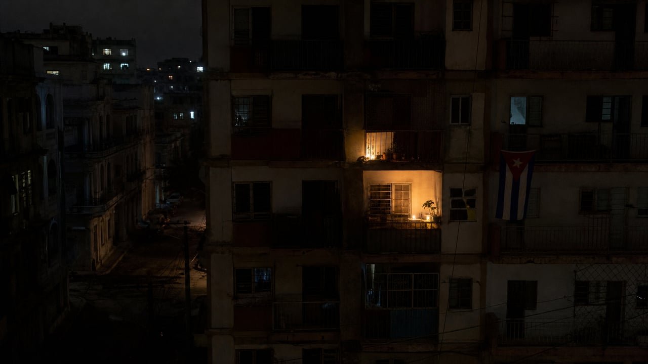 Balcón iluminado en una calle a oscuras durante el quinto apagón nacional de Cuba en 2026