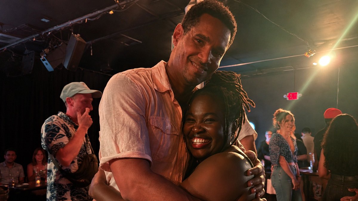 Dos artistas cubanos se abrazan en un concierto íntimo en Miami, en referencia al reencuentro entre Luis Manuel Otero Alcántara y Daymé Arocena