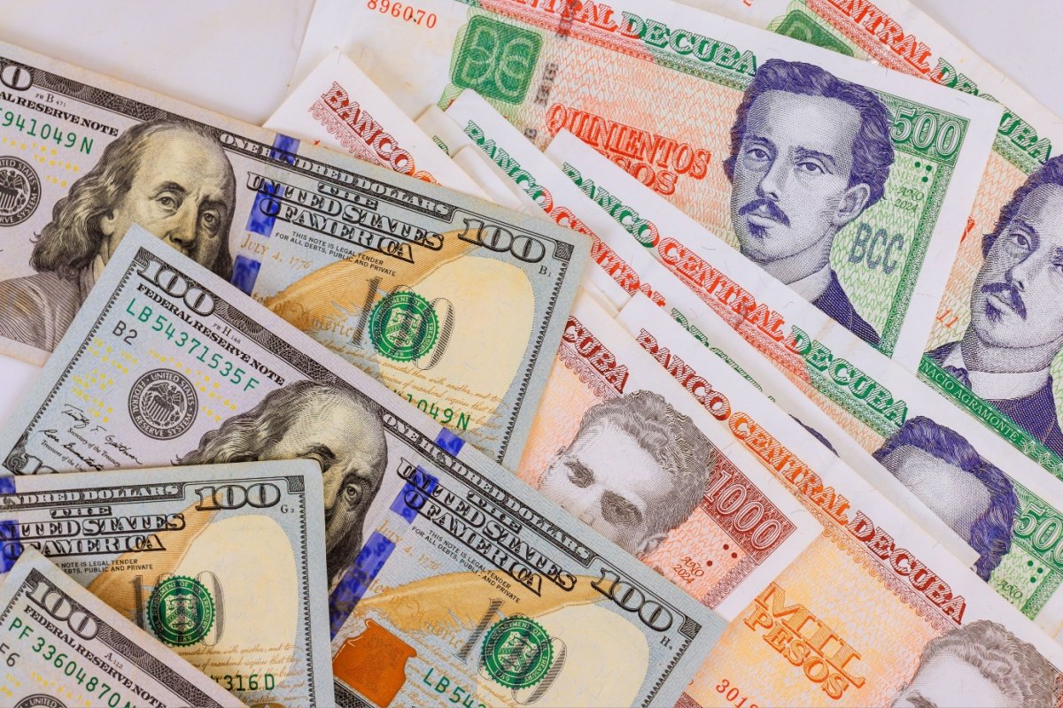 Billetes de 100 dólares estadounidenses mezclados con pesos cubanos de 500 y 1.000 en abanico Billetes de 100 dólares estadounidenses mezclados con pesos cubanos de 500 y 1.000 en abanico