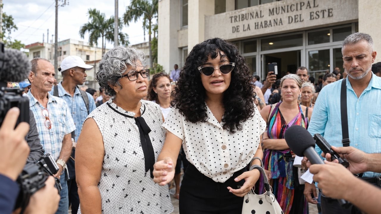 Anna Bensi y su madre Caridad Silvente frente al tribunal de La Habana del Este tras ser condenadas por el video de un agente del MININT