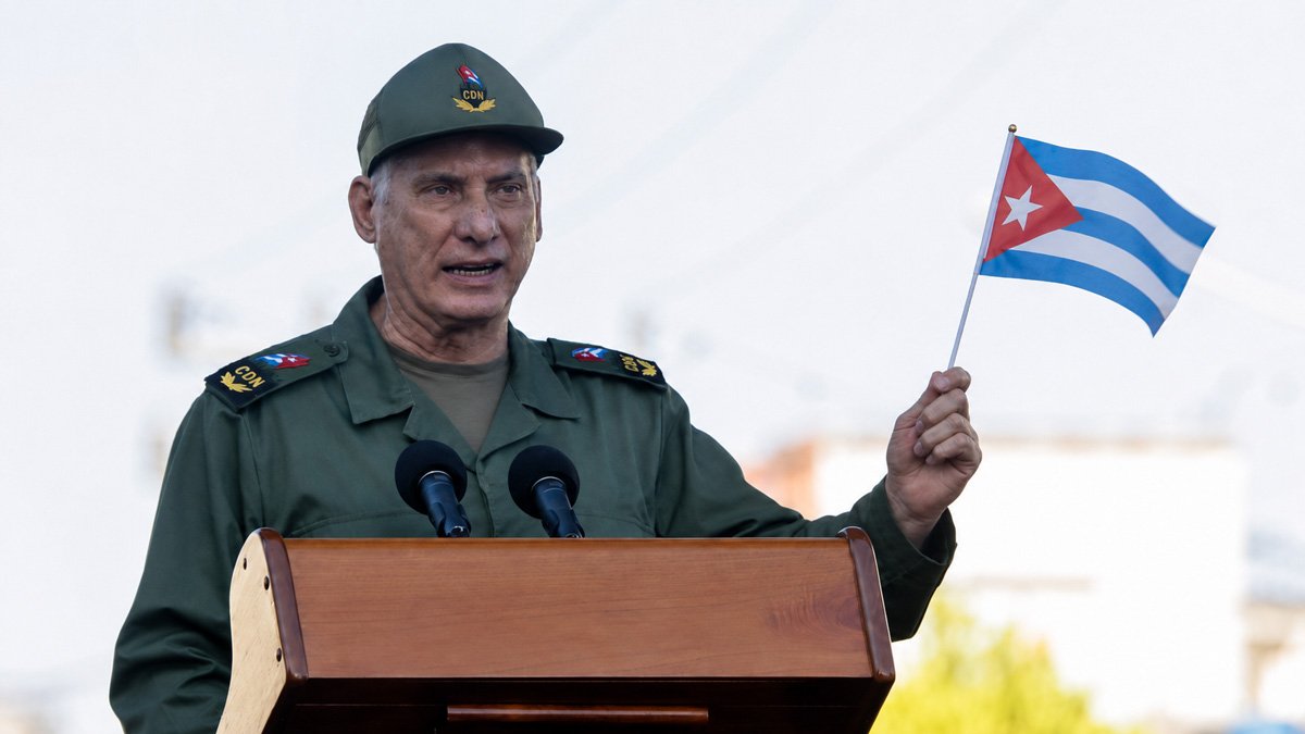 Patrulla de seguridad del régimen en una calle de La Habana antes del aniversario del 11J en Cuba