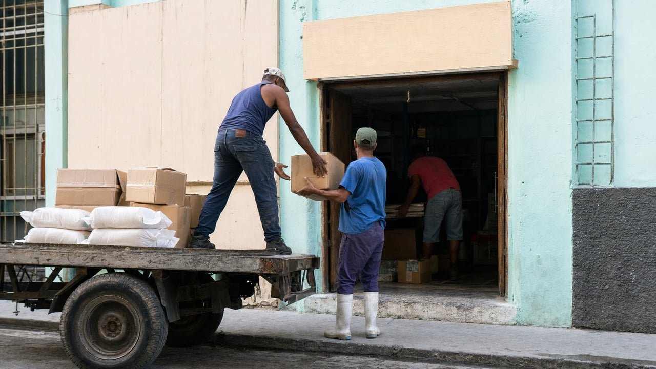 Traspaso de mercancía de un proveedor privado a una bodega estatal en Cuba, tras la resolución que autoriza a las empresas estatales a comprarle al sector privado