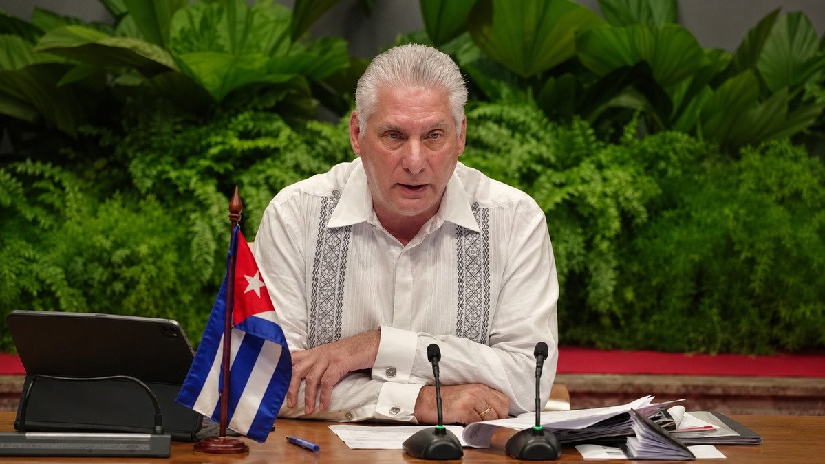Reformas económicas en Cuba: cola frente a un banco en una calle de La Habana