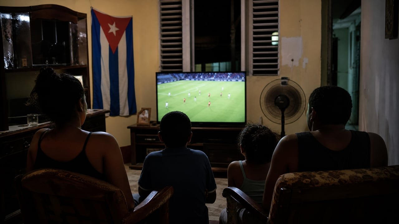 Familia cubana viendo por televisión los cuartos de final del Mundial 2026 con la bandera de Cuba en la sala