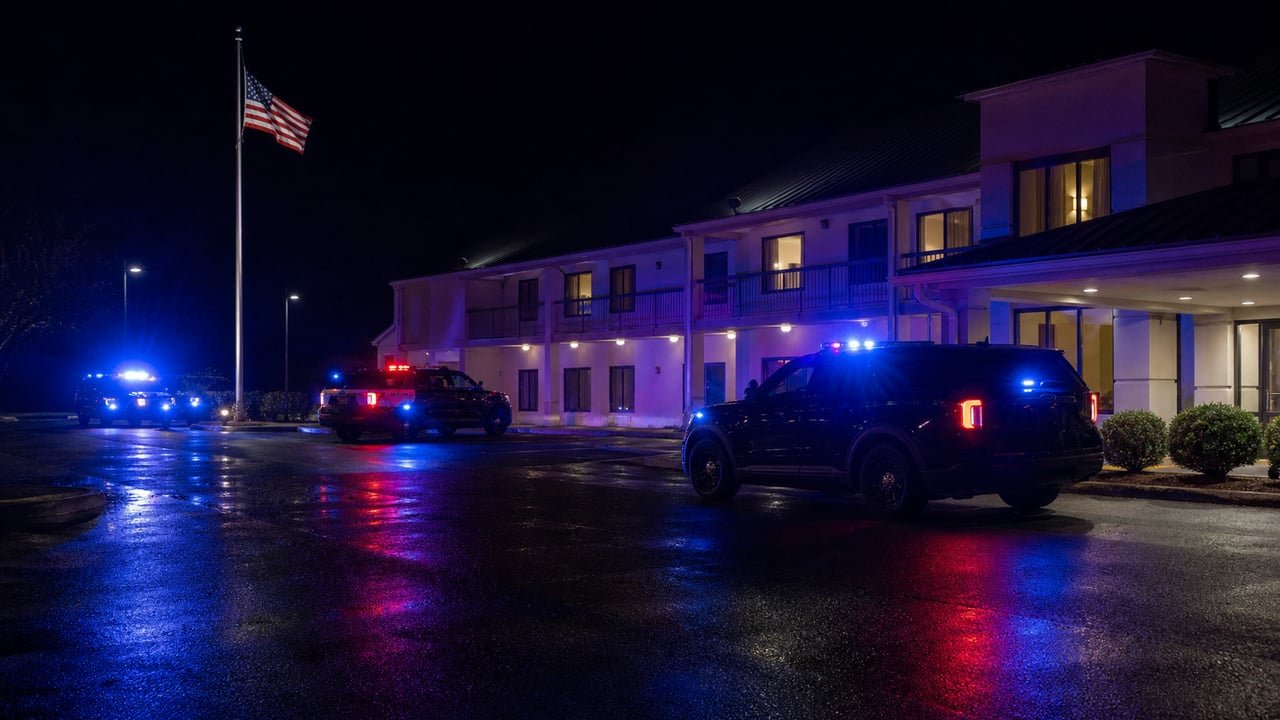 Luces de policía frente a un hotel de Tennessee durante el operativo contra la trata de personas que terminó con tres cubanos detenidos