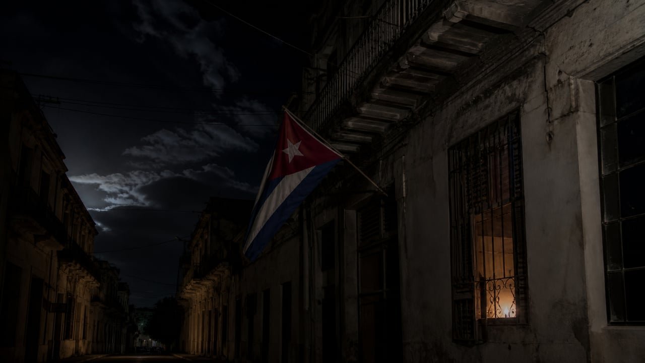 Calle cubana a oscuras por el apagón mientras Díaz-Canel insiste en la preparación militar de Cuba