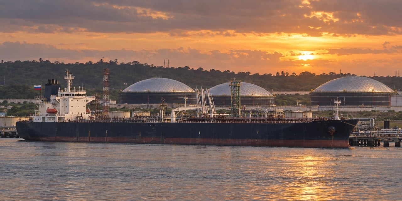 Petrolero ruso amarrado en la base de supertanqueros de la bahía de Matanzas, Cuba
