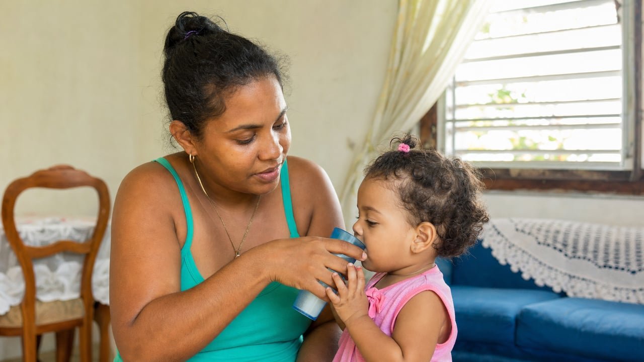 Cuidadora atiende a un niño en una vivienda en Cuba bajo los nuevos requisitos de certificación del Decreto 160