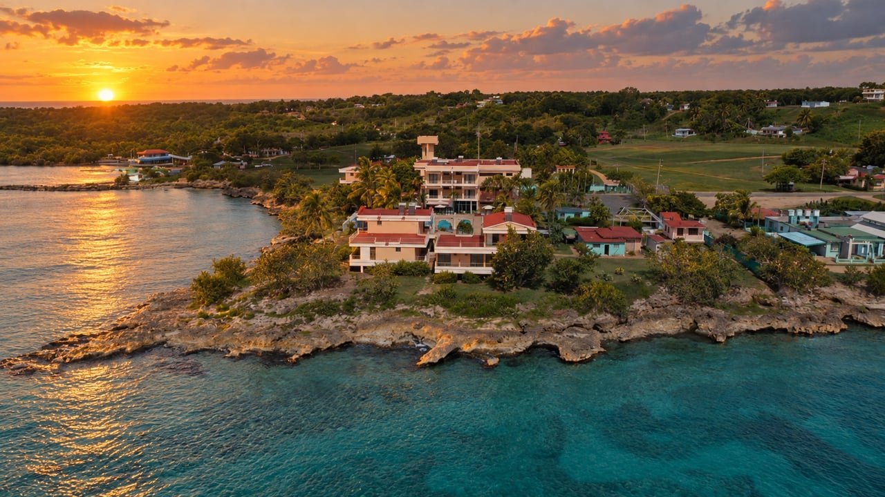 Hotel Faro Luna en Cienfuegos, uno de los proyectos turísticos promovidos en Cuba mientras caen los visitantes
