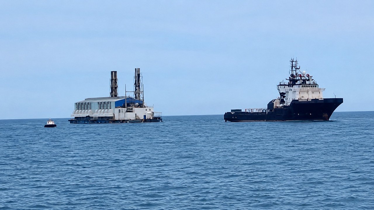 Planta flotante de Karpowership atracada en el puerto de La Habana durante la crisis eléctrica de Cuba