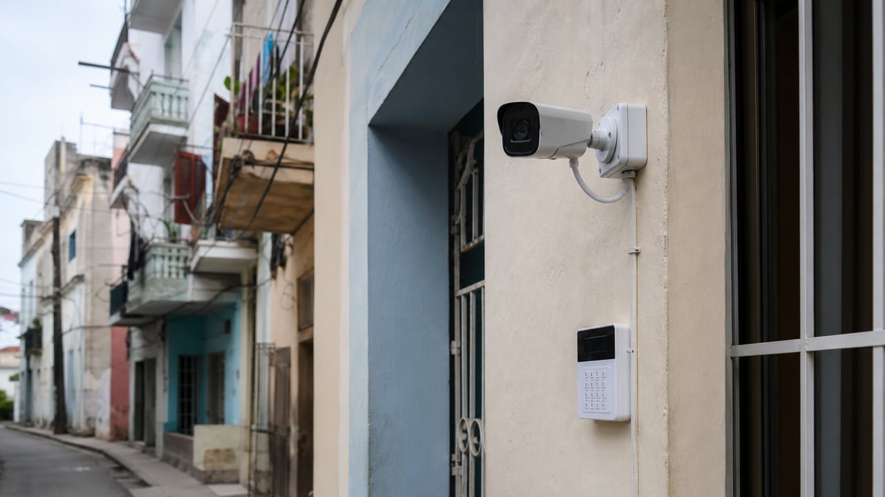 Cámara de seguridad y alarma instaladas en una vivienda de Cuba tras el Decreto 160 sobre seguridad privada