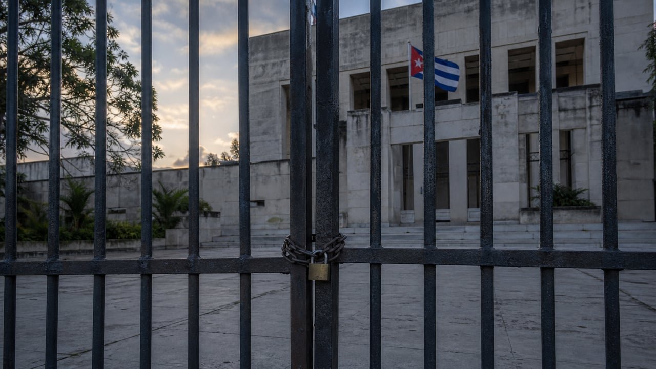 Verja de tribunal cerrada en Cuba, símbolo del habeas corpus por Otero Alcántara presentado por Cubalex