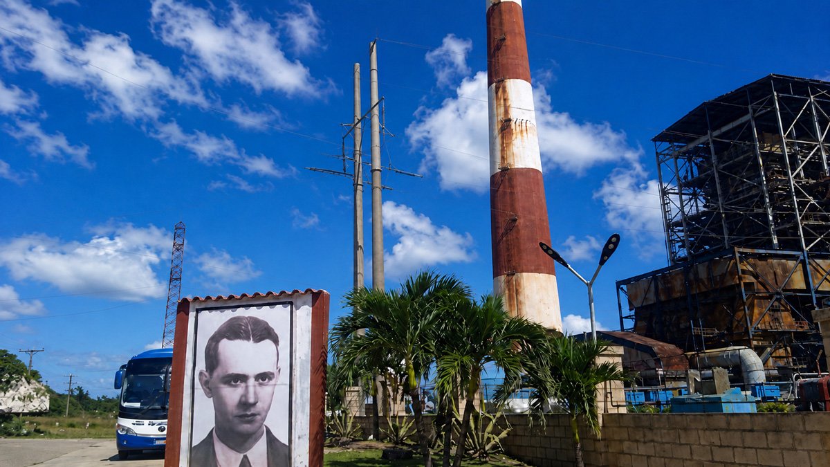 Central termoeléctrica cubana envejecida al atardecer, símbolo de la crisis eléctrica y los apagones en Cuba