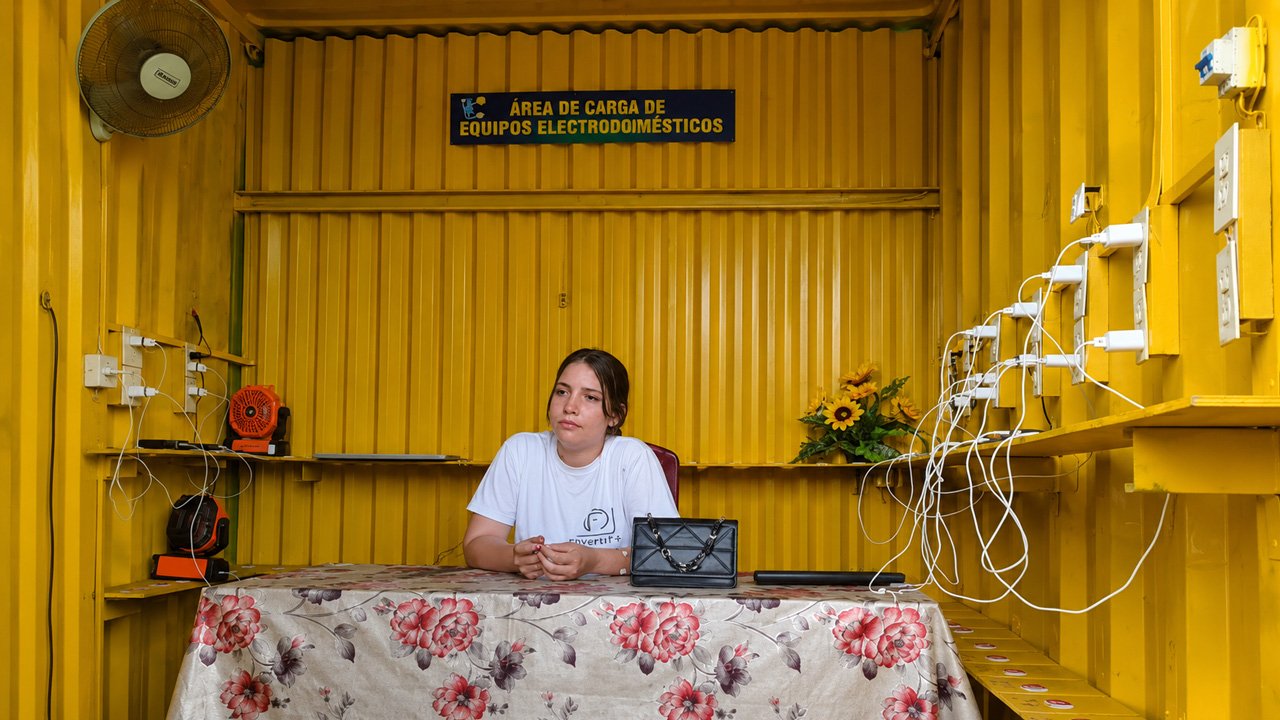Estación comunitaria para cocinar y cargar motorinas y teléfonos en Guantánamo durante los apagones en Cuba