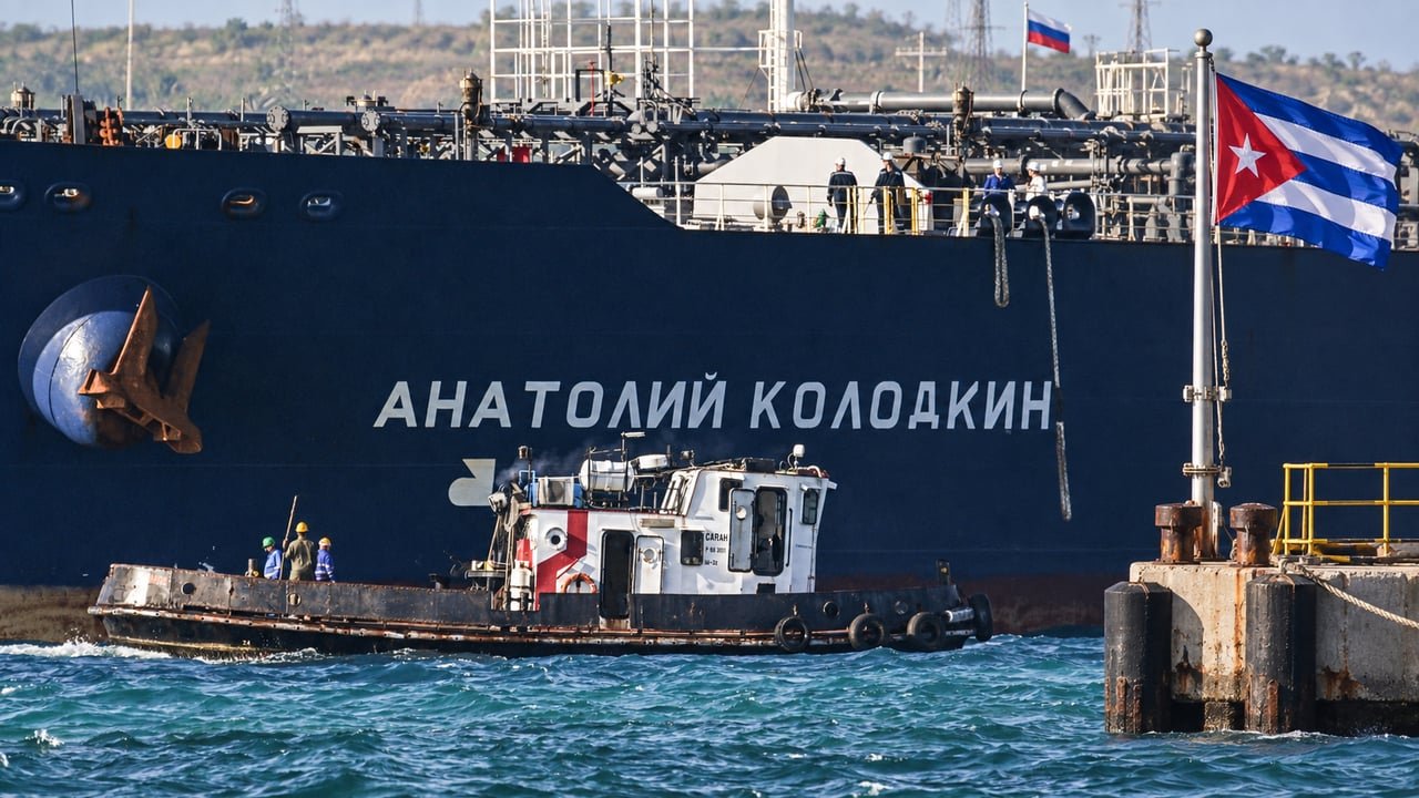Petrolero ruso descargando crudo en el puerto de Matanzas, Cuba, símbolo de la dependencia energética del régimen cubano de Rusia y China